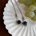 Pendientes largos de plata con esferas de cuentas negras y cadena delgada elegante - Collar de Bola Tejida de Obsidiana