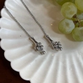 Pendientes largos de racimo de uvas plateados con cadenas finas y cuentas de metal - Collar de Bola Tejida de Cuentas Plateadas