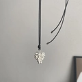 Collar minimalista con colgante de piña en plata mate y cordón negro ajustable - Collar de Cuerda Negra y Piña Plata Mate
