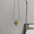 Collar de cadena de serpiente plateada ajustable con dije de piña dorada detallada - Piña Dorada Con Cadena de Acero de Titanio Ajustable