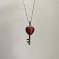 Collana con ciondolo a chiave in acciaio argento e una pietra di cristallo rosso - Chiave Diaspro Rosso + Catena Fine Acciaio