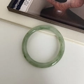 Irregular wide resin bangle in light green with white marble texture design - Fine Style / Green