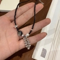 Halskette im Ethno-Stil mit schwarzen Glasröhren, Barockperlen und Silberperlen - Schwarze Muschel Traube Halskette