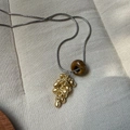 Silberne Schlangenkette mit braunem Ring und goldenem Anhänger in Traubenform - Tigerauge-Halskette (Matte Gold-Cluster)