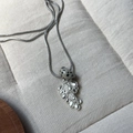 Halskette mit Dalmatiner-Jaspis und metallischen Tropfenanhängern an einer Schlangenkette - Dalmatiner-Stein Halskette (Matte Silber-Cluster)