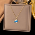 Collier avec pendentif dauphin en émail bleu, couronne dorée et chaîne fine en or - Style Poisson Couronne Bleu / Or