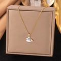 Élégant collier baleine doré avec émail bleu et pendentif en zircon étincelant - Style Baleine Bleue / Or