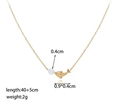 Dettaglio del ciondolo a delfino con perla e misure della catenina di 40+5cm - Collana Perla Delfino (Oro)