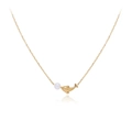 Collana minimalista in acciaio al titanio dorato con pendente a delfino e perla bianca - Perla Delfino / Oro
