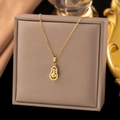 Collier en acier titane doré avec pendentif double gourde sur une boîte à bijoux - Calebasse Rotative (H1334) Or