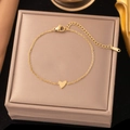 Nahaufnahme des Gold-Titanstahlarmbands mit Herzanhänger und Karabinerverschluss auf Schmuckbox - Herz Armband (Gold - Klassisch)