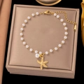 Detailaufnahme des Perlenarmbands mit Seestern-Anhänger und S.STEEL-Gravur am Tag - Armband / Perle Seestern Stil (SLE225)