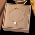 Élégant bracelet en acier titane doré avec pendentif perle d'eau douce sur une chaîne torsadée - Bracelet de Perles Artificielles Ondulations (SLE18) / Or