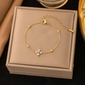 Elegante goudkleurige klaverarmband van titaniumstaal met witte zirkonia op juwelendoos - Witte Zirkonia Klaver Armband(E08) / Goud