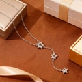 Collana con pendente a stella traforata e zirconi su sfondo in velluto marrone - Stile Tre Stelle (8024)