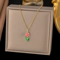 Collana con tulipano dorato, petali in smalto rosa e ciondolo a foglia su scatola di pelle - Stile Tulipano Magenta (8168)