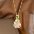 Dettaglio della collana a forma di zucca dorata con ciondolo in calcedonia e zirconi brillanti - Hulu Giada Bianca (9063) / Oro