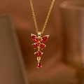 Elegante goldene Schmetterlingshalskette mit roten Zirkonkristallen für Damen - Schmetterling Quaste Halskette mit rotem Zirkonia (9188)