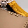 Elegante goldene Schleifenohrringe mit herzförmigen Kristallen aus Edelstahlbasis - Zirkonia Schleifen Ohrstecker (Gold)