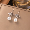 Silberne Knoten-Ohrstecker mit weißer Perle auf einer eleganten Schmuckschatulle - Gold Knoten Künstliche Perle Stecker Stil (EHG364)
