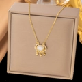 Collier doré avec pendentif serrure Ruyi, pierre type opale et micro-pavé de zircons - Style Serrure de Nuage de Bon Augure / Or