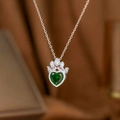 Detail der Silberkette mit herzförmigem grünem Stein und Kronenanhänger mit LOVE-Gravur - Grüner Diamant Kronen Stil (Silber) (9255)