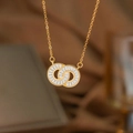 Detail von verschlungenen Goldringen mit funkelnden Kristallen an einer feinen Kette - Doppelschleife Kreis (9250)