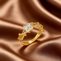 Detail eines goldenen Blumenrings mit Kristallblüten auf braunem Seidenhintergrund - Weißer Zirkonia