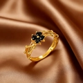 Detailansicht der Vintage-Goldring mit schwarzem Kleeblatt und Rankenmuster-Design - Schwarz