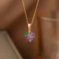 Gros plan du collier doré avec pendentif raisin en zircon violet et détail feuille verte - Raisin violet (8284) / Or