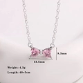 Detailaufnahme der Schleifen-Halskette mit rosa Herzsteinen und Maßangaben - Rosa Diamant Schleife Halskette (9279)