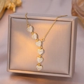 Elegante collana con pendente a cuore dorato con sei cuori collegati e zirconi luccicanti - Stile Sei Cuori (8010)