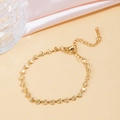 Vue détaillée du bracelet doré avec maillons texturés et fermoir mousqueton réglable - Gaufré Rond (E139) / Or