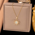 Elegante goldene Sonnenhalskette mit Mondsichel-Inlay und Kristallen auf Luxusdisplay - Blaue Sonne (8054) / Gold