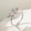 Détail d'une bague papillon argentée avec pierres roses et micro-pavage de zircons - Style Papillon Ajouré (F1205) / Argent