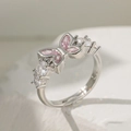 Détail d'une bague papillon argentée ornée de pierres roses et éclats de zircon - Style Papillon Zircon Rose Plat (F1206) / Argent