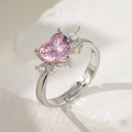Détail de la bague coeur rose en zircone avec accents marquise sur pierre blanche - Style Grand Cœur Zircon Rose (F1207) / Argent