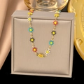 Detail einer Halskette aus Titanstahl mit bunten Emaille-Gänseblümchen auf Schmuckbox - [XLH6191] Bunte Gänseblümchen Halskette Gold