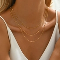 Drelagige goldene Titanstahl-Halskette mit Perlenakzenten an einem Modell - Runde Schlangenkette Perlenhalskette (H6173) / Gold
