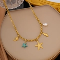 Dettaglio della collana tema oceano con stelle marine dorate conchiglie e ciondoli blu - Collana Perla Stella Marina Blu (H1283)