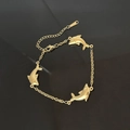 Goldenes Delphin-Anhänger-Armband aus Edelstahl mit verstellbarer Kette auf schwarzem Spiegel - Delfin Armband (E2252) / Gold