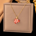 Collier avec pendentif poisson tropical à rayures rouges et blanches sur chaîne dorée - Style Poisson Motif Rouge Rose / Or
