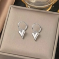 Elegante silberne Creolen aus Edelstahl mit herzförmigen Anhängern für Damen - Spitze Herz-Creolen (Stahlfarbe)
