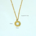 Dettaglio della collana dorata con ciondolo bianco e misure specificate di 41+5cm - Rotondo