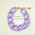 Detailansicht von lila Acrylkette Armband mit Edelstahl Herzanhänger und Goldverschluss - Violett