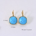Détail de boucles d'oreilles pierre bleue carrée avec levier doré et taille 13,5 mm - Bleu Turquoise