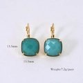 Détail de boucles d'oreilles carrées en pierre naturelle turquoise et plaqué or 14K - Aventurine Verte