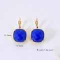 Détail des boucles d'oreilles carrées bleu roi, taille 13,5 mm et poids de 7,2 g la paire - Lapis-lazuli
