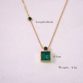 Détails du collier en titane doré avec pendentif carré vert et chaîne de 46 cm de long - Zirconium Vert Foncé