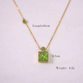 Détail du collier doré avec pendentif carré vert de 0.9cm et longueur de chaîne de 46cm - Zircone Vert Clair